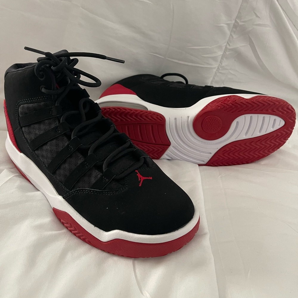 Jordan Max Aura GS sneaker Brand New size 7y black/red